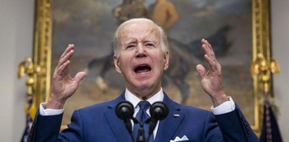 Biden llama a los estadounidenses a "plantarse frente al lobby de las armas"