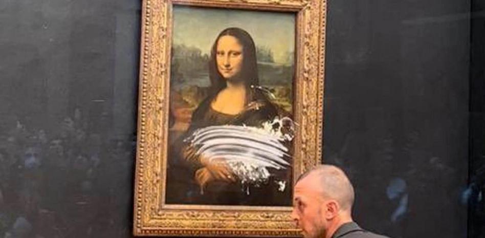 Un visitante del Louvre lanza una tarta a 'La Gioconda'