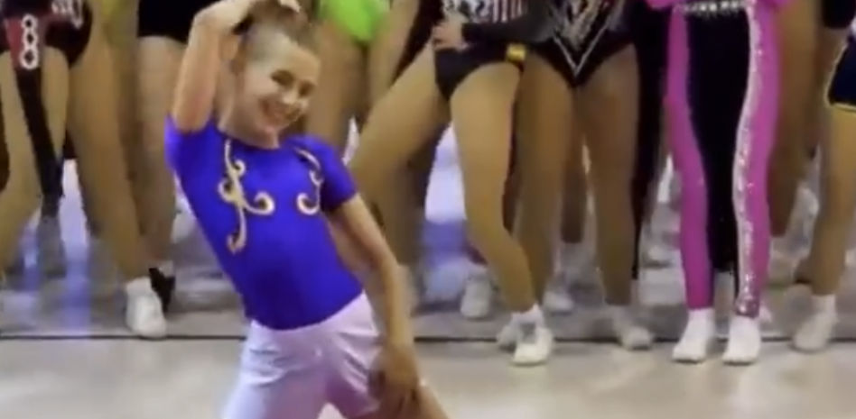 El niño que lo está petando en redes bailando 'SloMo' de Chanel