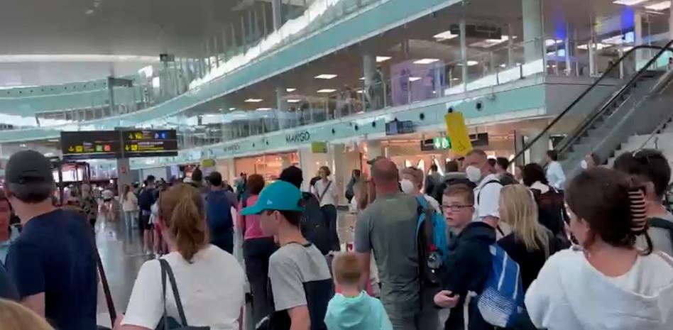 Las colas se apoderan de los aeropuertos a la espera de los refuerzos