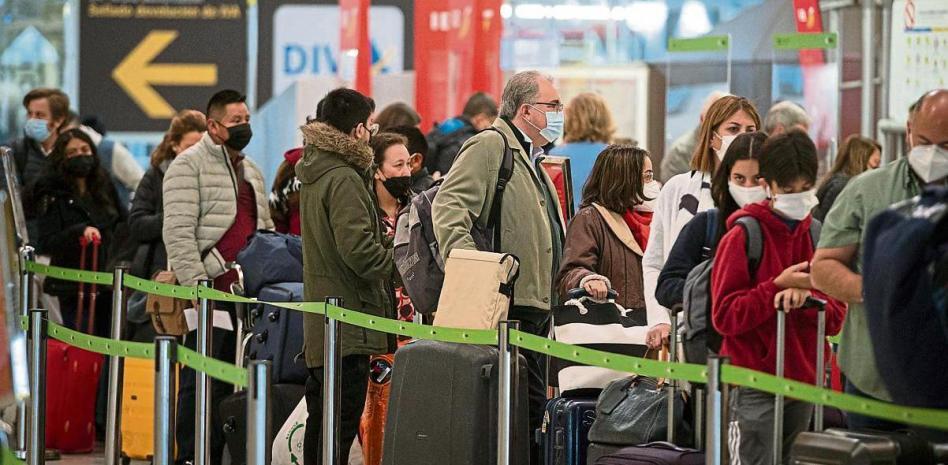 Interior reforzará con 500 agentes los aeropuertos para evitar atascos en el control de pasaportes