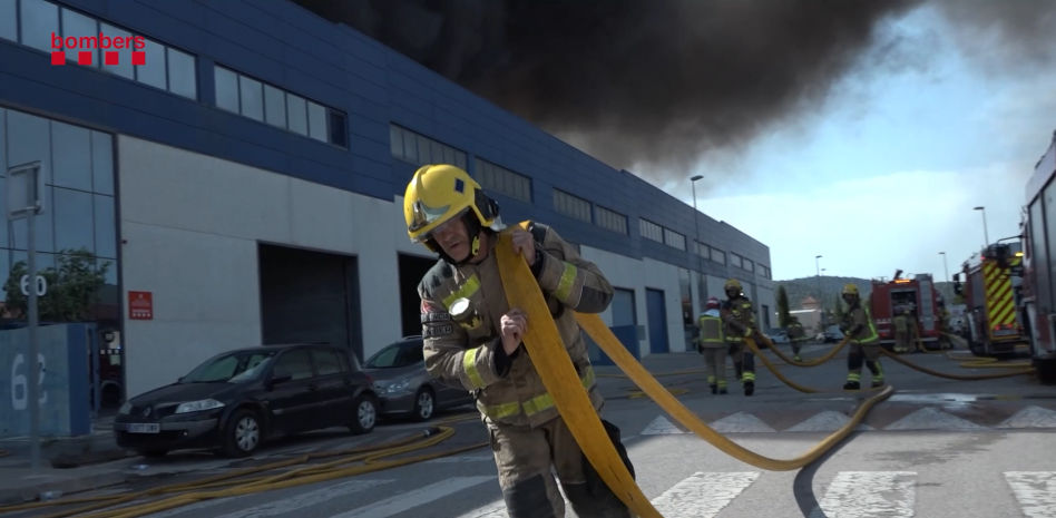 Un incendio quema dos naves industriales en la Garriga