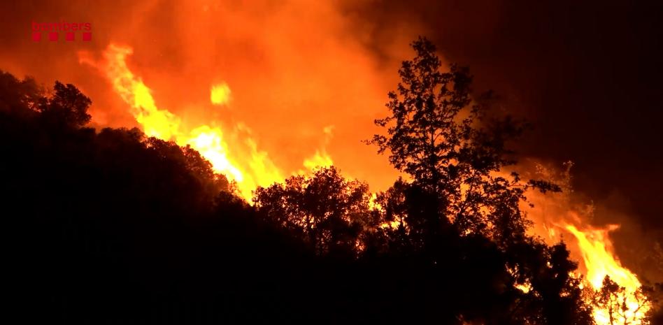 Más de 500 hectáreas calcinadas en el incendio de Artesa de Segre con un potencial destructor de 20.000