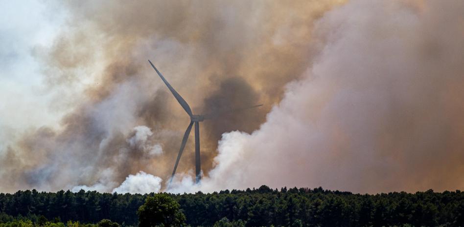 Tres incendios simultáneos ponen al límite la extinción en Catalunya
