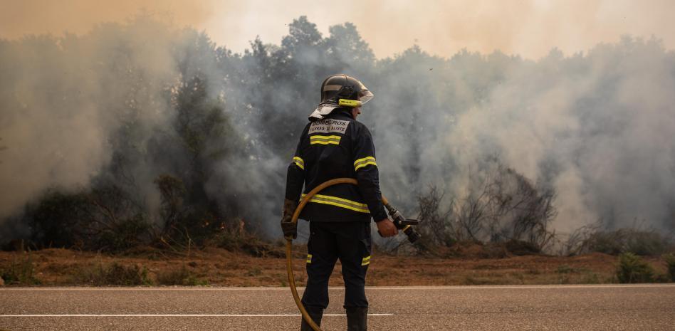 El incendio de Zamora obliga al desalojo de más de una docena de pueblos y a cortar el AVE
