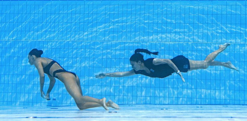 Andrea Fuentes rescata a la nadadora Anita Álvarez tras desmayarse en el agua