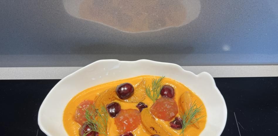 ¿Buscas un salmorejo diferente? Prueba esta receta con albaricoques, cerezas y eneldo