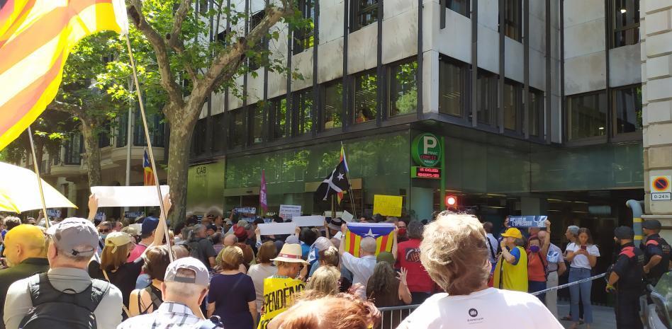 Protesta independentista ante el ICAB por la presencia del juez Marchena en una conferencia