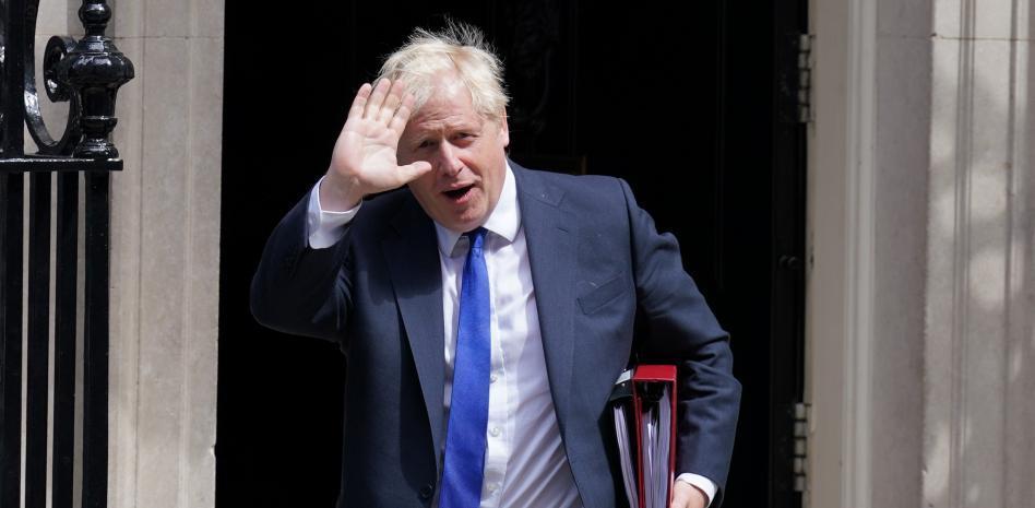 Dimite Boris Johnson como líder conservador y solo seguirá como premier hasta tener sustituto