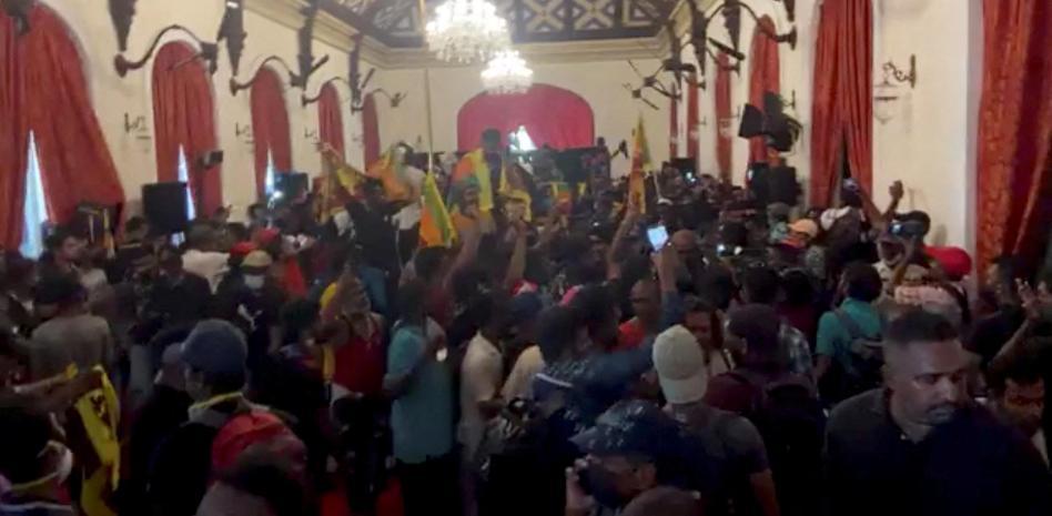 El Gobierno de Sri Lanka se tambalea tras huir el presidente y arder la casa del primer ministro