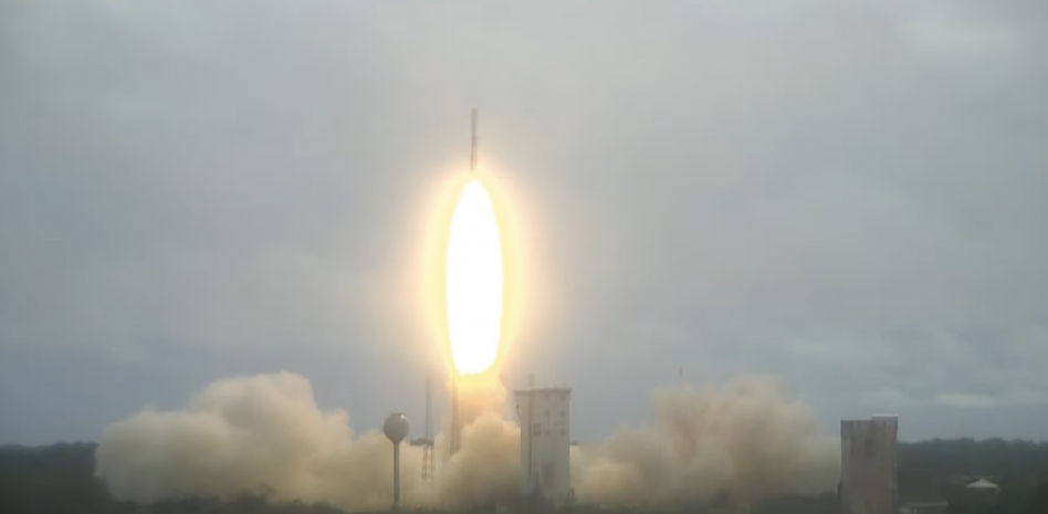 El nuevo cohete de la Agencia Espacial Europea Vega-C despega con éxito tras un imprevisto