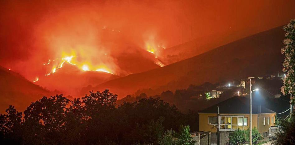 Los incendios asuelan 18.500 hectáreas en Extremadura, Castilla, Andalucía y Galicia