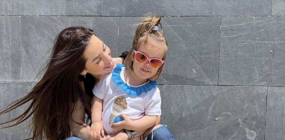 La influencer Jennifer Lara, desconsolada tras verse obligada a entregar a su hija a su expareja