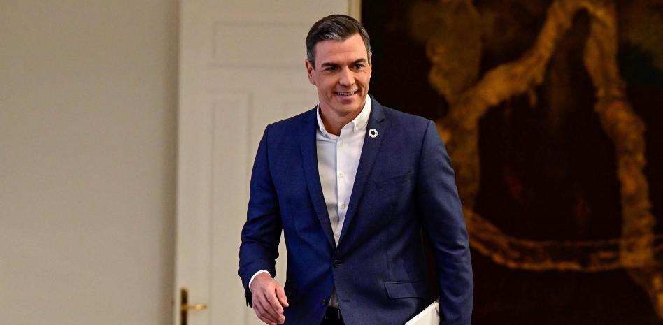 Sánchez pide no llevar corbata para contribuir al ahorro energético