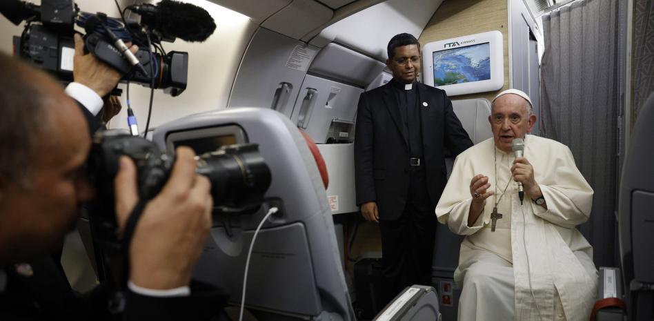 El Papa deja la puerta abierta a su renuncia y dice que no sería una catástrofe