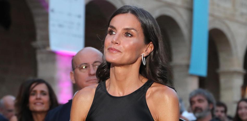 Letizia deslumbra en Mallorca con el vestido lencero más favorecedor