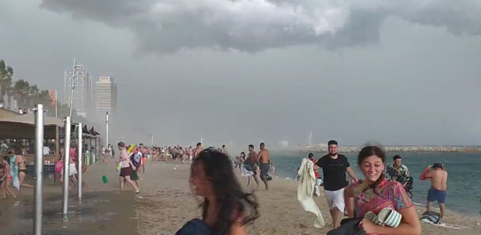 Carreras por salir de la arena: la tormenta sorprende a los bañistas en Barcelona