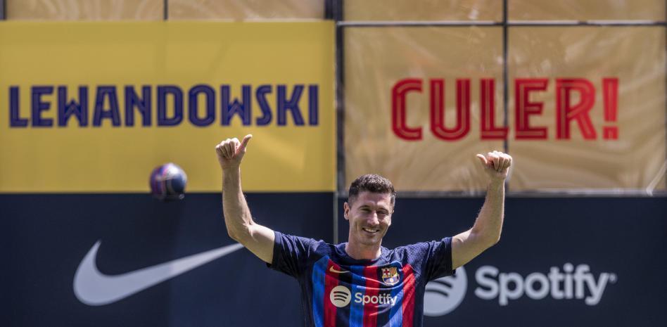Lewandowski levanta pasiones en el Camp Nou