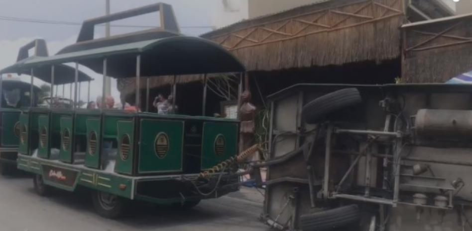 Heridos 11 turistas en Mallorca, tres de ellos menores, al volcar un tren turístico