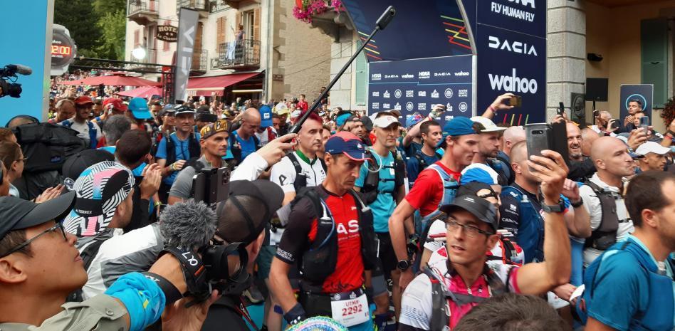 Casi 2.800 corredores salen de Chamonix con Kilian Jornet como favorito para culminar 170 km