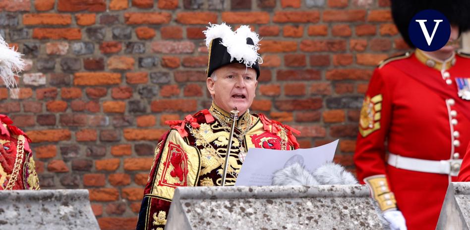 Un nuevo himno y salvas de cañón acompañan la lectura de la proclamación de Carlos III