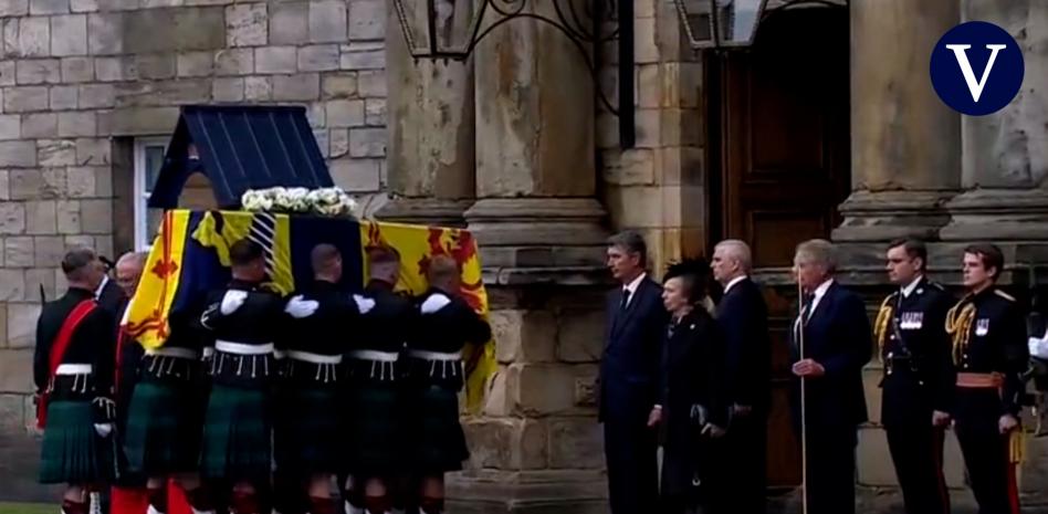 Reina Isabel II | Última hora de la llegada del féretro en Edimburgo y del rey Carlos III