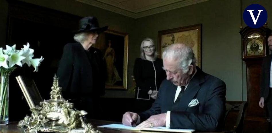 "¡No puedo soportar esta maldita cosa!": el enfado de Carlos III al mancharse con una pluma