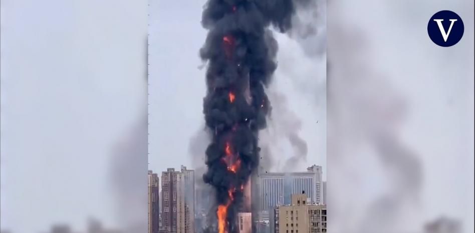 Un espectacular incendio engulle un rascacielos en la provincia china de Hunan