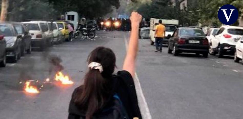 Quema de velos y al menos tres muertos en los disturbios en Irán por la muerte de Mahsa Amini