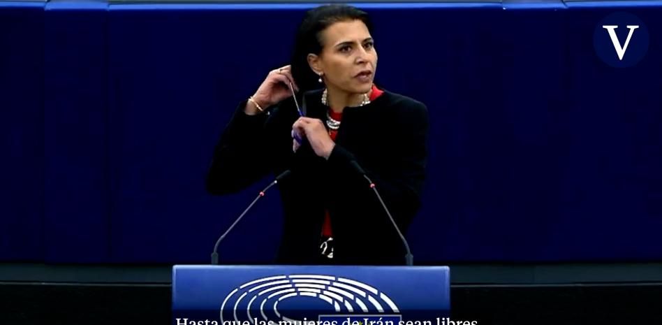Una eurodiputada sueca se corta el pelo en plena sesión para apoyar a las mujeres iraníes