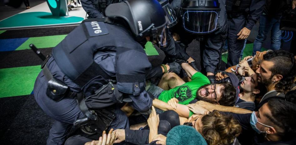 Desalojado un grupo de manifestantes en contra del salón inmobiliario The District