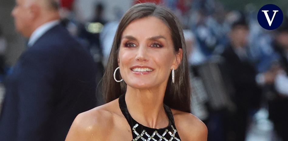 Letizia vuelve a presumir de espalda con un vestido de Teresa Helbig