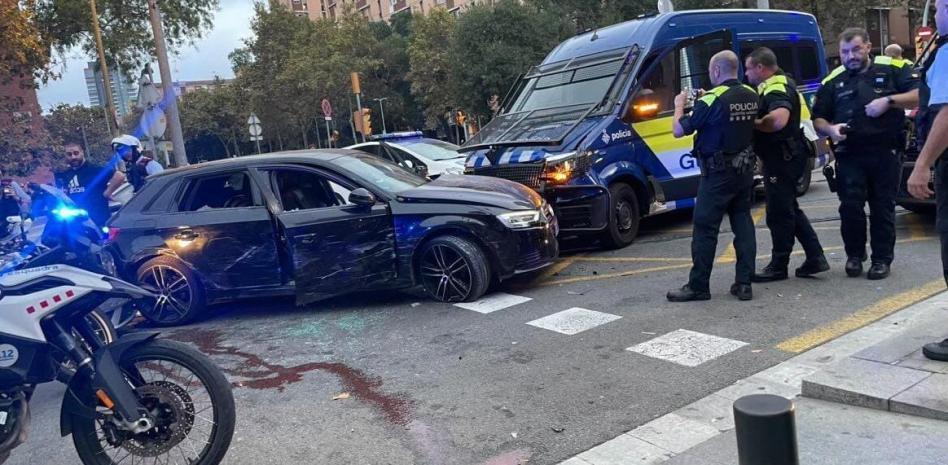 Persecución de película en Barcelona: atropellan a una mosso y lanzan cocaína por la ventanilla