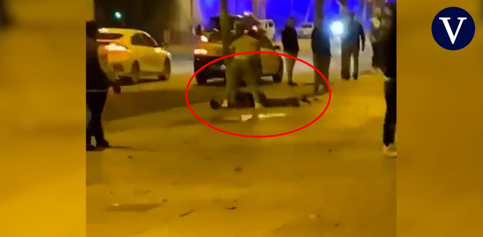 Un joven muere apuñalado frente a una conflictiva discoteca del Paral·lel