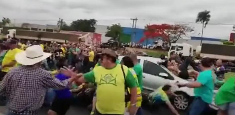 Un conductor atropella a unos simpatizantes de Bolsonaro en un corte de carreteras en Brasil