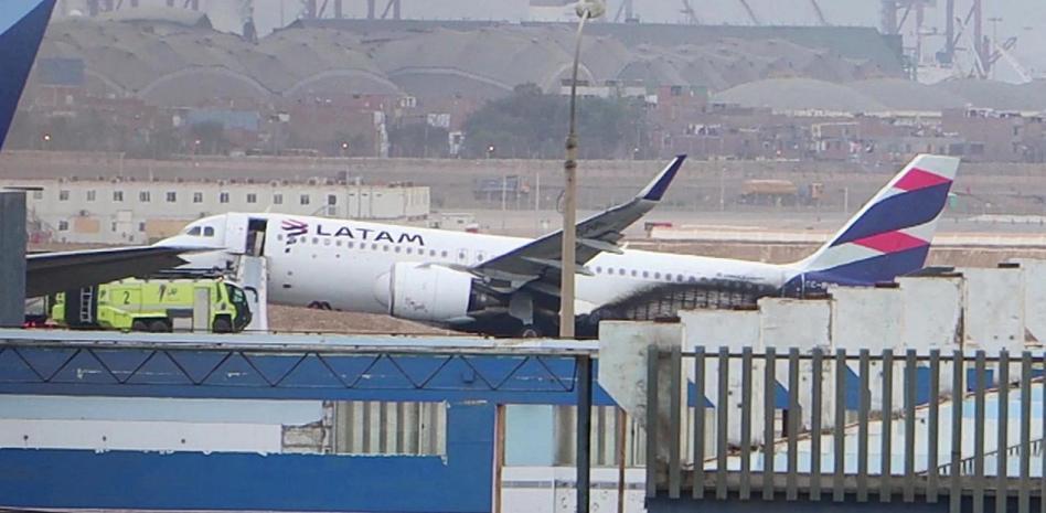 Este es el momento del choque entre un avión y un camión de bomberos que provocó dos muertes en Perú