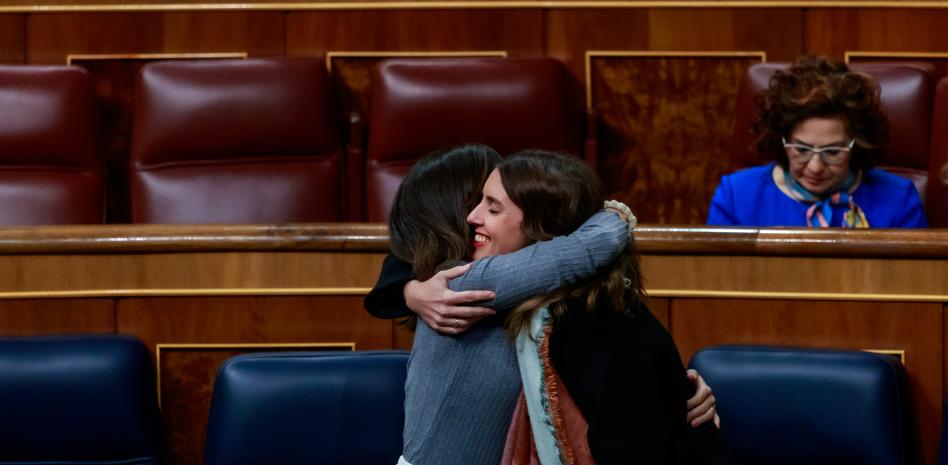 Montero invita al PP a hacer una “reflexión” y lo tacha de “cómplice” tras los insultos de Vox