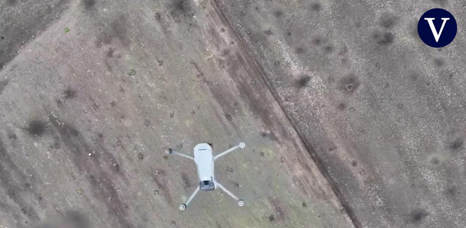 La imagen de un dron ucraniano tumbando a otro ruso en Ucrania