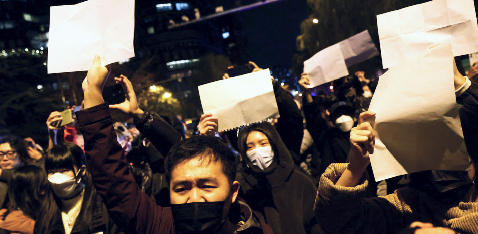 Con folios en blanco: así protestan en China contra la censura y los duros confinamientos