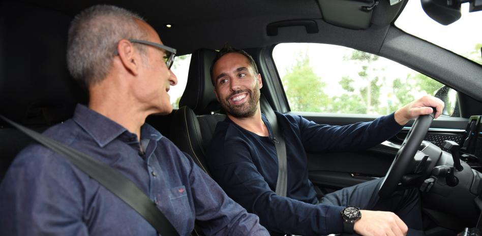 El compositor español nominado al Óscar pone a prueba su obra en el nuevo Renault