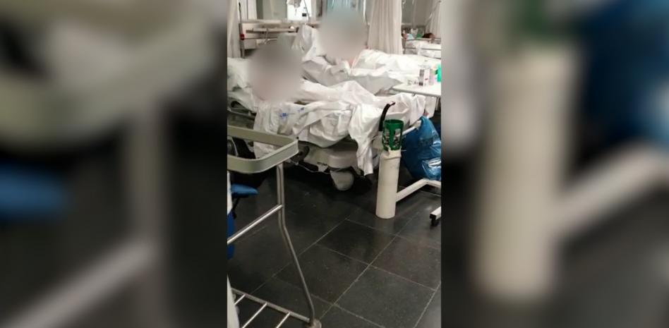 Las urgencias de La Paz, colapsadas: 30 pacientes llevan más de 3 días en los pasillos para ingresar en planta