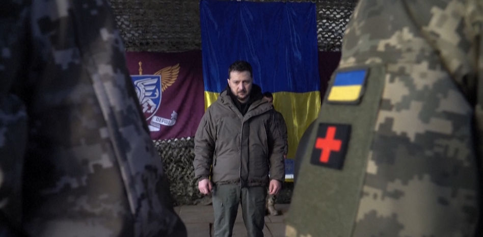Zelenski se acerca a la línea de frente y visita las tropas en Donetsk