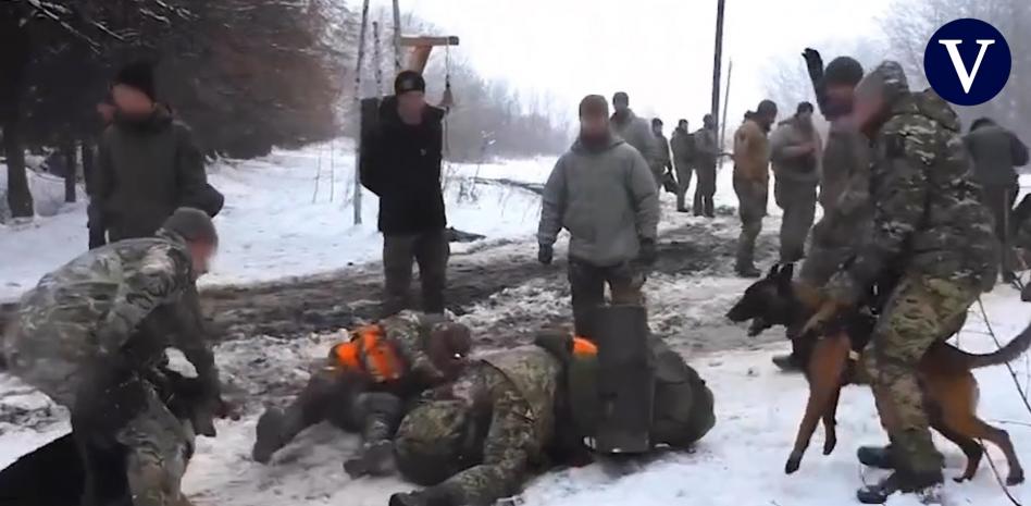 Perros ladrando y mochilas pesadas: así son las pruebas de acceso para las Fuerzas Especiales de Ucrania
