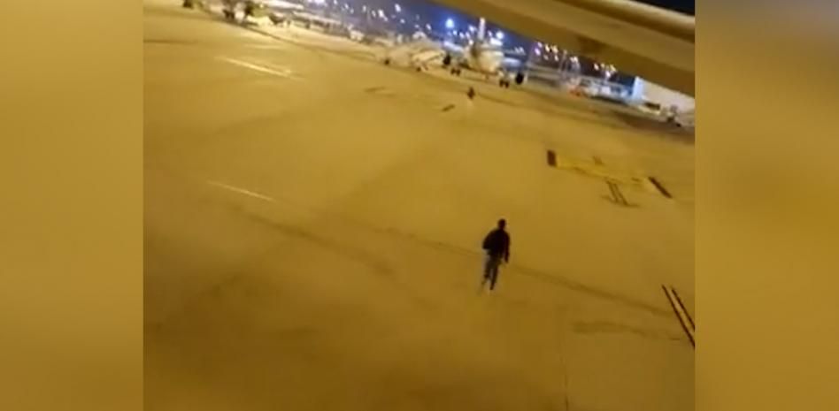 Una veintena de inmigrantes se fugan de un avión en El Prat tras forzar un aterrizaje de emergencia