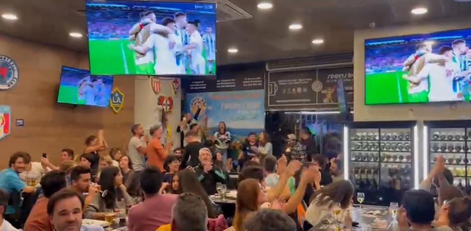 Un millar de Argentinos celebran en Barcelona el pase a la final del Mundial de Qatar