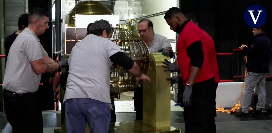 Así ha sido la llegada de los bombos de la Lotería de Navidad al Teatro Real de Madrid