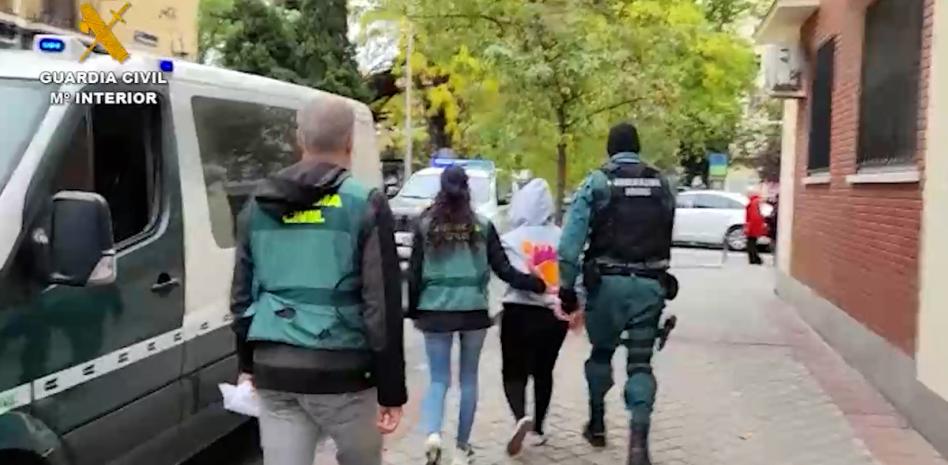 Cuatro detenidos por extorsionar con vídeos sexuales manipulados con menores