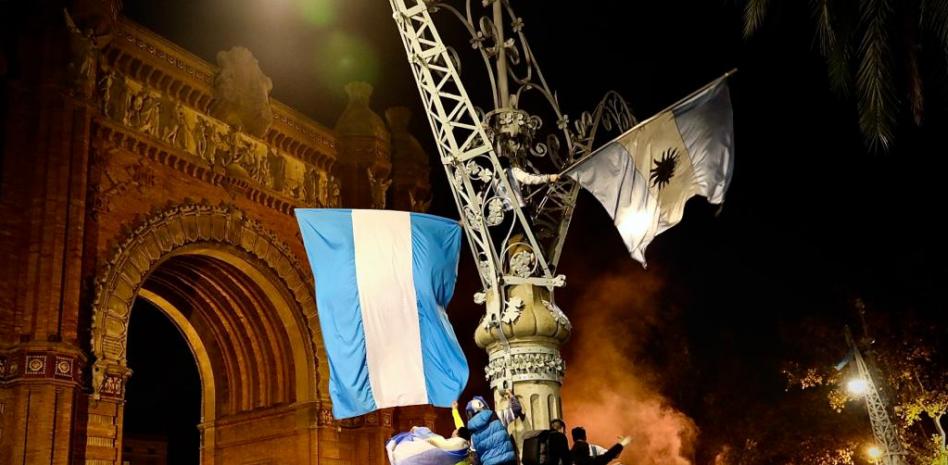 Así celebran los argentinos en Barcelona el título de campeones