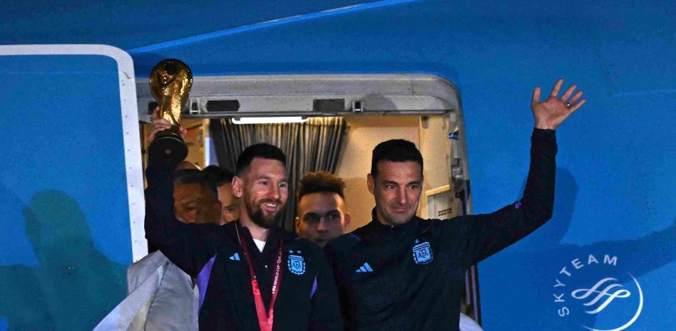 Miles de aficionados argentinos reciben a los campeones a su llegada a Buenos Aires