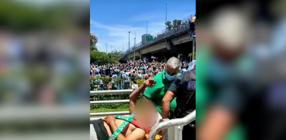 El hincha que siguió alentando herido en una camilla y el resto de locuras de la caótica celebración argentina